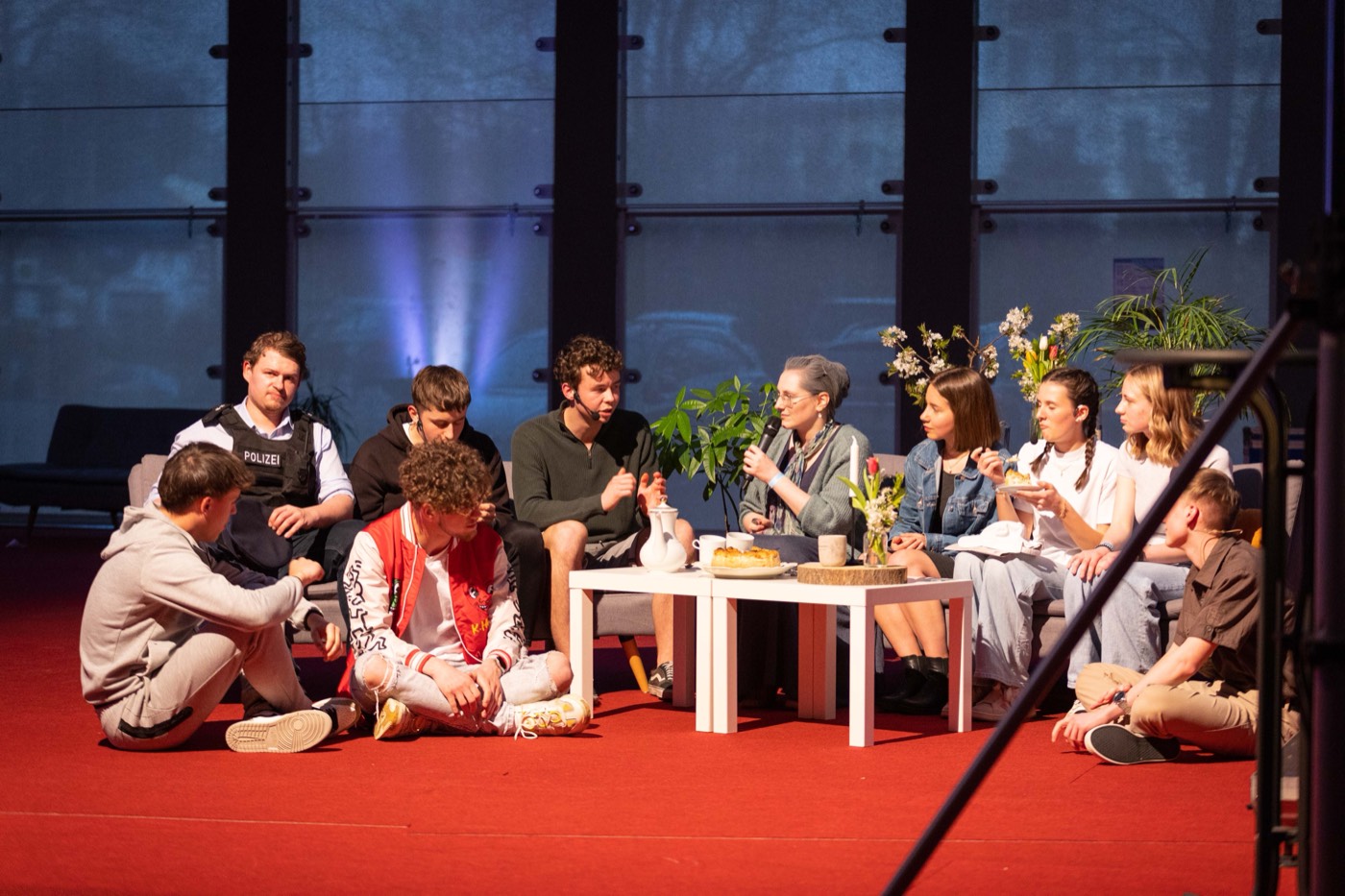 Szene aus dem Theaterstück auf der Bühne
