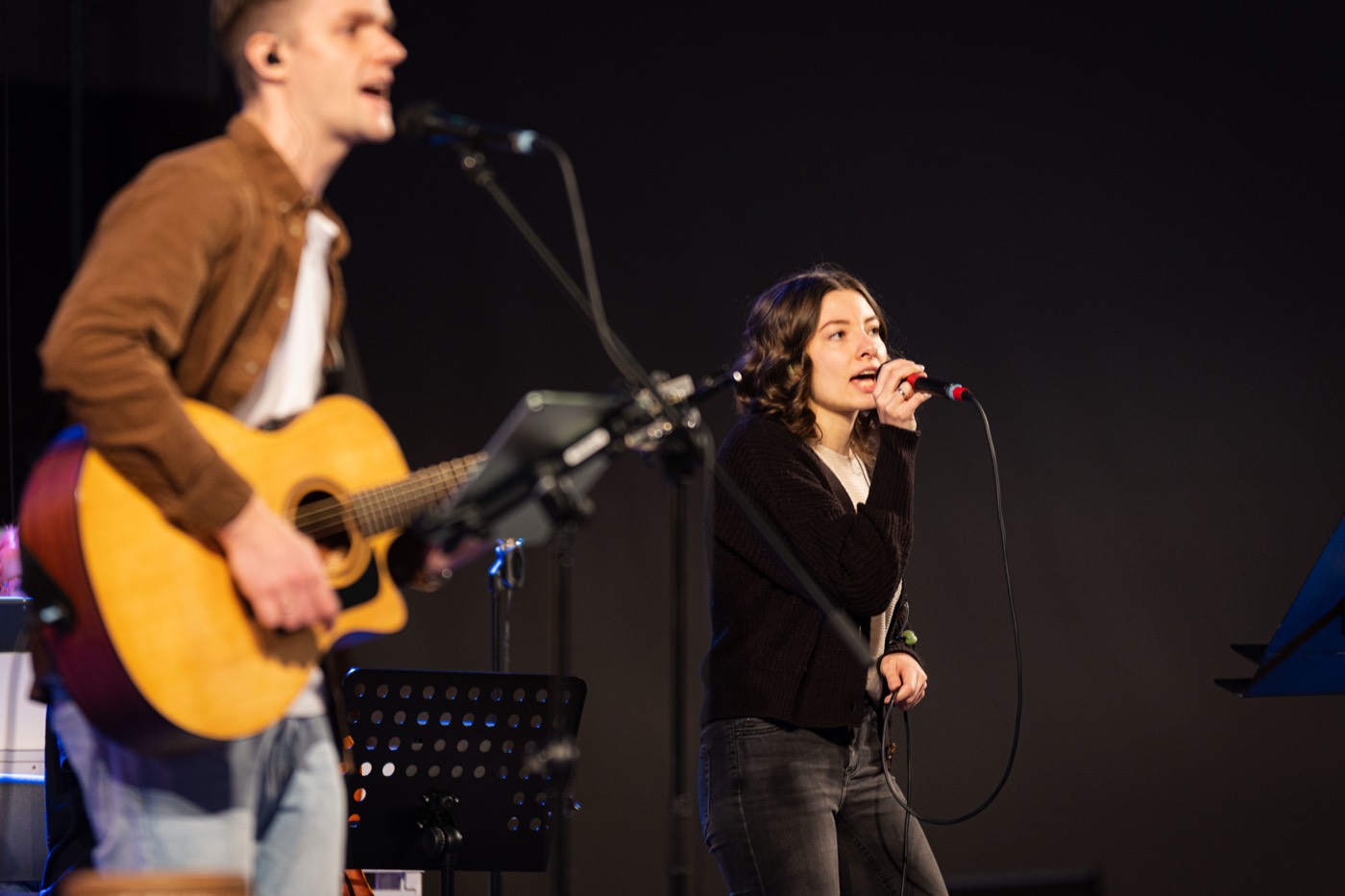 Sängerin und Gitarrist der Lobpreisband